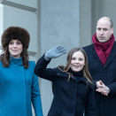Hertugparet og Prinsessen vinker til alle på Slottsplassen. Foto: Vidar Ruud / NTB scanpix